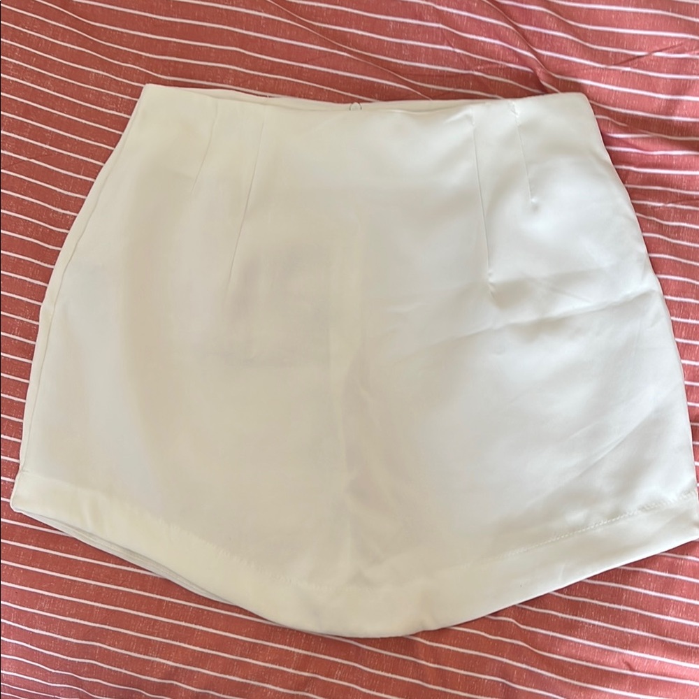 Elegant White Mini Skirt
